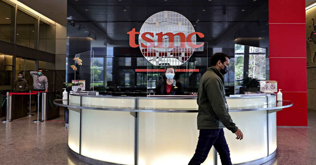 TSMC được cho là đối mặt làn sóng bất mãn nội bộ khi nhiều nhân viên phản ứng trước việc cắt giảm tiền thưởng dù doanh thu và lợi nhuận vẫn tăng cao.