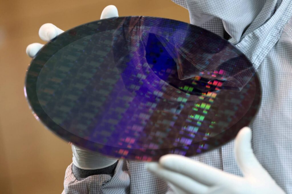TSMC đặt cược vào đế kính cho CoWoS, mở đường cho thế hệ chip AI mạnh hơn TSMC nghiên cứu công nghệ đế kính thay thế vật liệu hữu cơ trong đóng gói chip AI