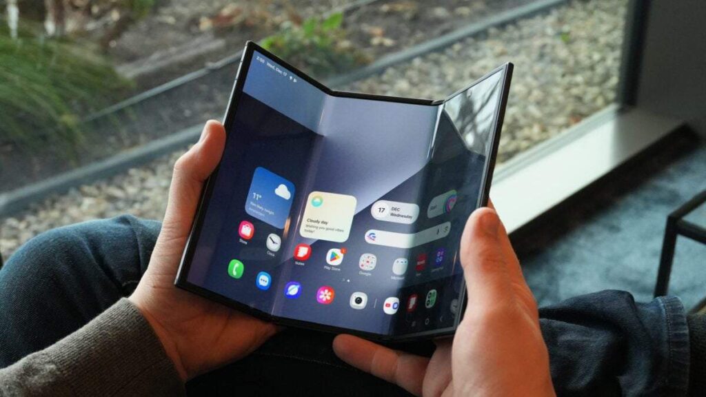 Galaxy Z TriFold 2 cạnh tranh với Huawei Mate XT 2 trong phân khúc gập ba